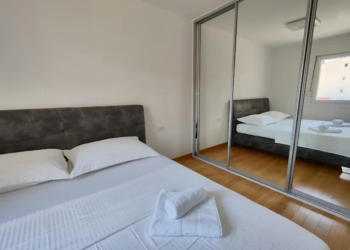 Lucy Apartment Split